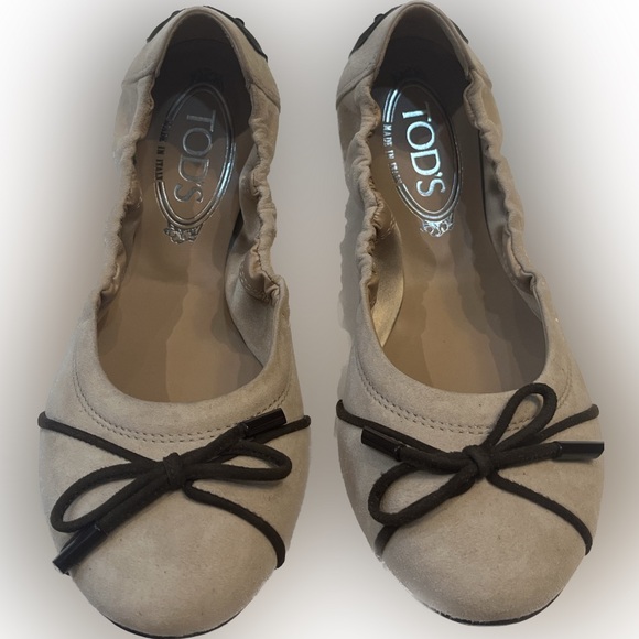 Tod’s Tan Suede Ballet Flats with Brown Bows - Picture 2 of 2